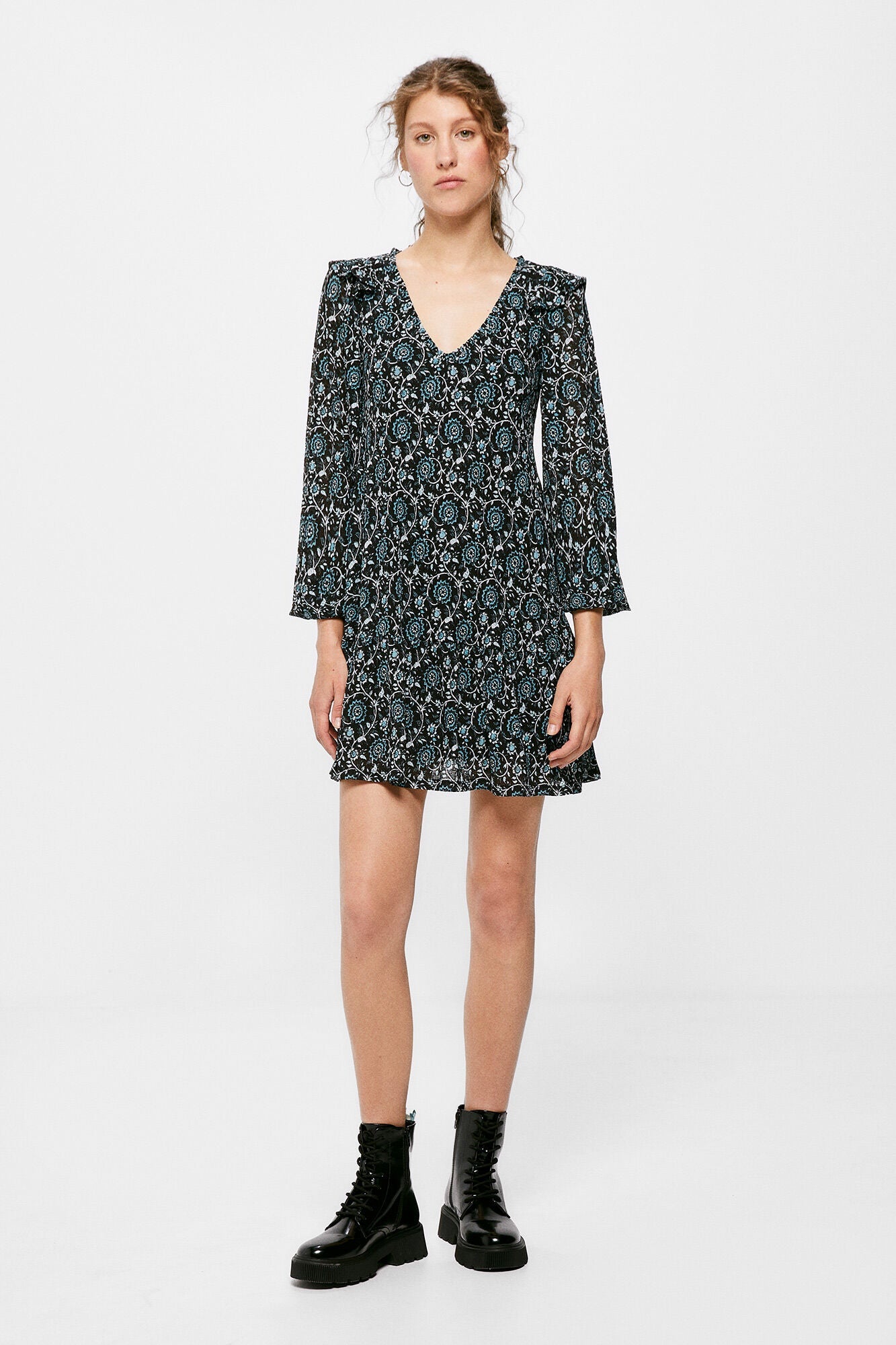 Short dress with ruffled shoulders